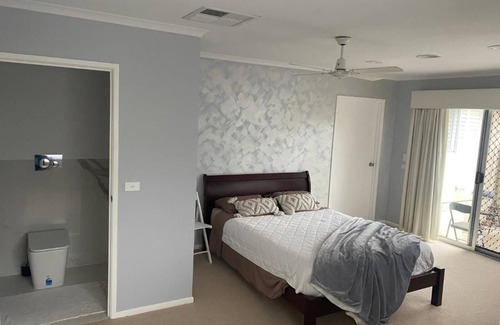 Gladstone Park Maison | Serene Guest Room in Gladstone Park with Private Entrance