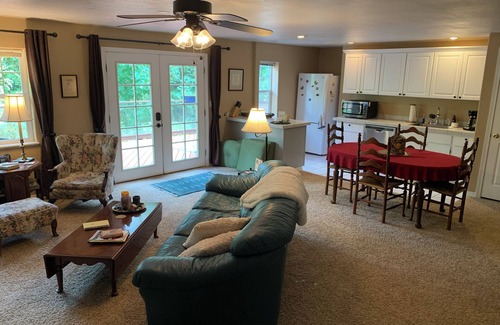 La Center Appartement | Serene Guest Suite w/Forest View + Hot tub. Dog friendly.