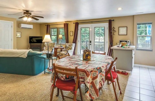 La Center Appartement | Serene Guest Suite w/Forest View + Hot tub. Dog friendly.