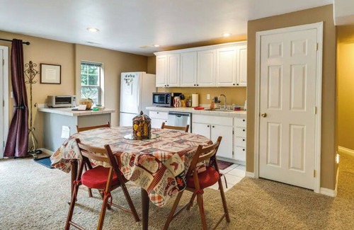 La Center Appartement | Serene Guest Suite w/Forest View + Hot tub. Dog friendly.