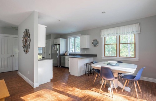 Kennebunkport Copropriété | Serene home near Goose Rocks Beach. Bubbling brook, bikes & beach gear