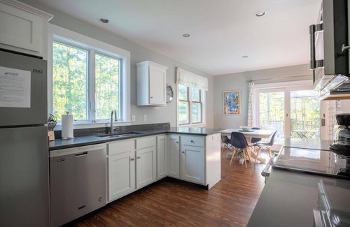 Kennebunkport Copropriété | Serene home near Goose Rocks Beach. Bubbling brook, bikes & beach gear