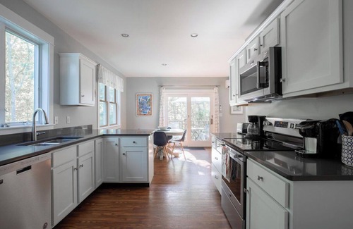 Kennebunkport Copropriété | Serene home near Goose Rocks Beach. Bubbling brook, bikes & beach gear