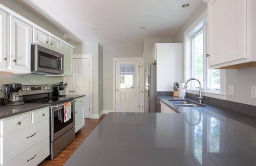 Kennebunkport Copropriété | Serene home near Goose Rocks Beach. Bubbling brook, bikes & beach gear