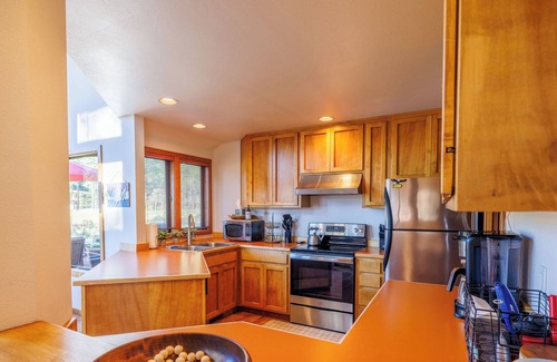 Black Butte Ranch Maison | Serene Home on Glaze Meadow - Black Butte Views - Hot Tub - Air Conditioning