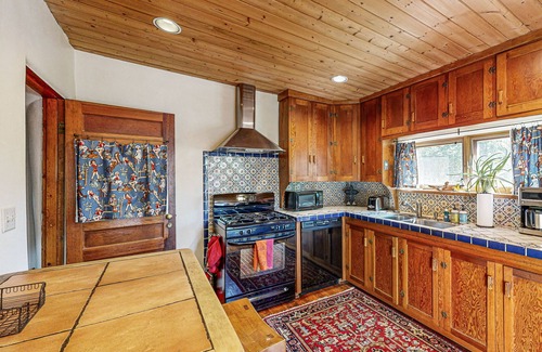 Taos Maison | Serene home with mountain views & backyard - walk to Taos Plaza