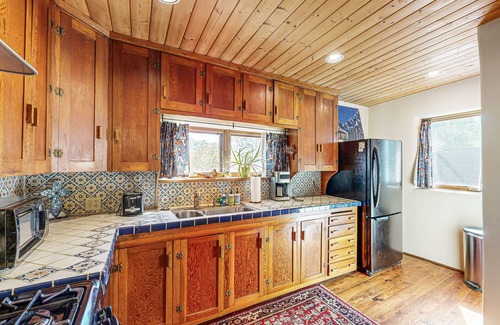 Taos Maison | Serene home with mountain views & backyard - walk to Taos Plaza