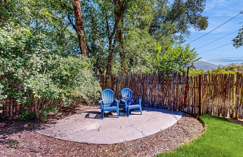 Taos Maison | Serene home with mountain views & backyard - walk to Taos Plaza