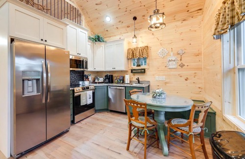 Williamstown Maison | Serene Kentucky Cabin with Fireplace and Fire Pit!