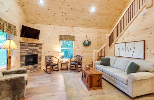 Williamstown Maison | Serene Kentucky Cabin with Fireplace and Fire Pit!