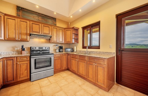 Tronadora Maison | Serene Lake View Duplex with a Hot tub, WIFI, & Dog Friendly