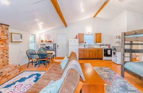 Winnsboro Cabine | Serene Lakefront Cabin, Fishing, Firepit, Kayaks