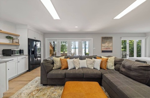 Macon Maison | Serene Lakefront-Firepit | Spa | Dock | SUP+Kayaks