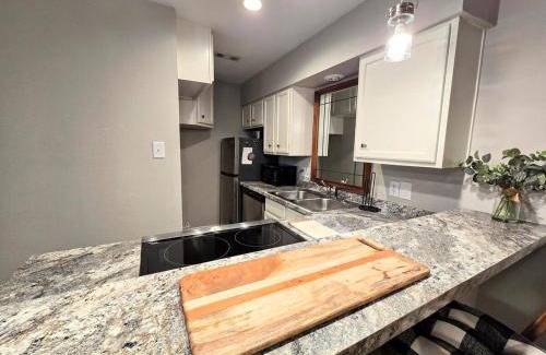 Hot Springs Appartement | Serene Lakefront Retreat