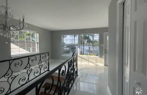 Land O' Lakes Maison | Serene Lakeside Getaway On Bell Lake