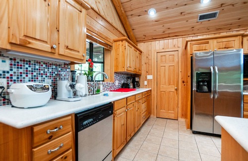 Dogwood Cabine | Serene Lakeside Getaway