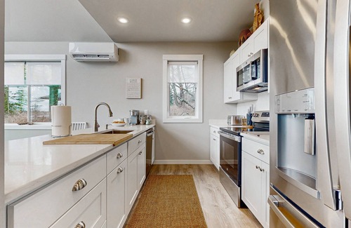 Lummi Island Maison | Serene Lummi Island Retreat with hot tub, stunning water & Mt. Baker Views