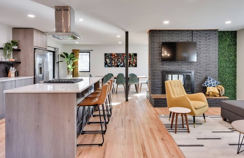 South Central Omaha Maison | Serene Mid-Century Modern Escape