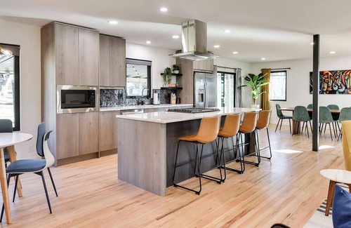 South Central Omaha Maison | Serene Mid-Century Modern Escape