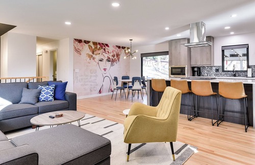 South Central Omaha Maison | Serene Mid-Century Modern Escape