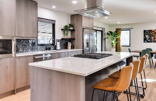 South Central Omaha Maison | Serene Mid-Century Modern Escape