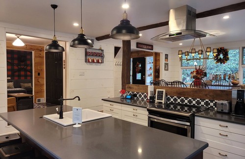 Laughlintown Cottage | Serene Mountain Cottage sur les rives du ruisseau McCullen Run