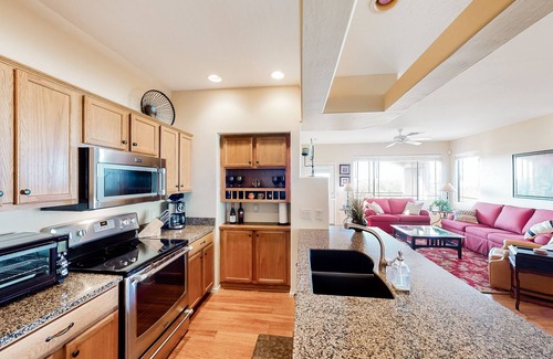Rancho Vistoso Copropriété | Serene mountain view condo with balcony, patio, washer/dryer, & board games