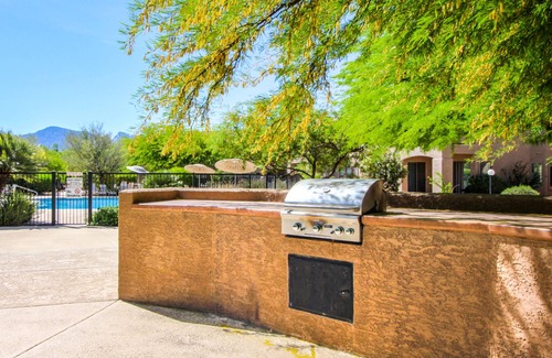 Rancho Vistoso Copropriété | Serene mountain view condo with balcony, patio, washer/dryer, & board games
