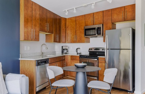 North Bethesda Appartement | Serene N Bethesda 1BR w/ Rooftop Pool & W/D, nr Coffee, by Blueground
