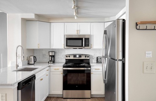North Bethesda Appartement | Serene North Bethesda 1BR w/ W/D, Pool & Gym, nr Metro, by Blueground