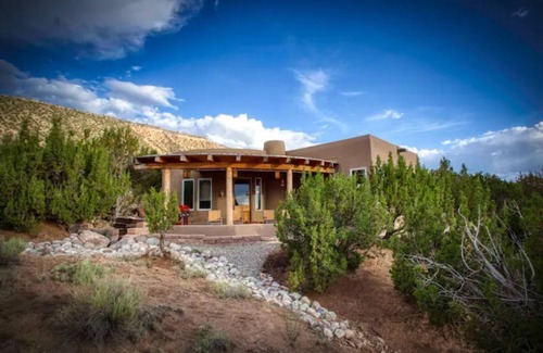 Ojo Caliente Maison | Serene Ojo Casita / mtn. views