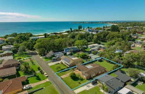 Culburra Beach Maison | Serene Pet Friendly with Swimming Pool