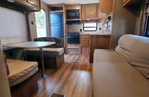 Montgomery County Chalet De Ski | Serene Pinehurst Camper - Sleeps 2 - Pet Friendly