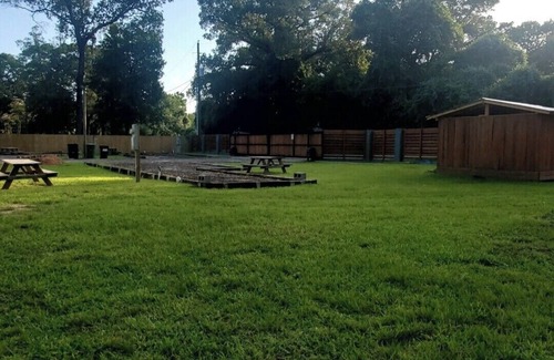Montgomery County Chalet De Ski | Serene Pinehurst Camper - Sleeps 2 - Pet Friendly