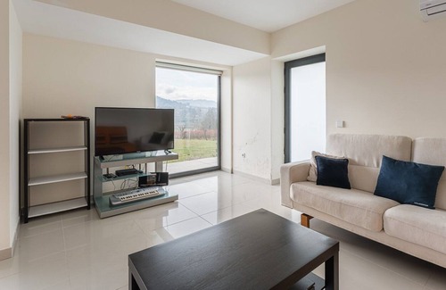 Fareja Appartement | Serene pool retreat in Vizela