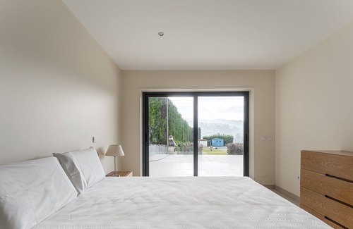 Fareja Appartement | Serene pool retreat in Vizela
