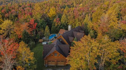 Fiddler Lake Resort Chalet De Ski | Serene Private Escape, Pool, Hot Tub, Sauna, Views