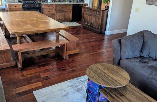 Salamanca Maison | Serene & private getaway 5 min. from EVL. 4 beds, 2.5 baths, sleeps 14, hot tub.