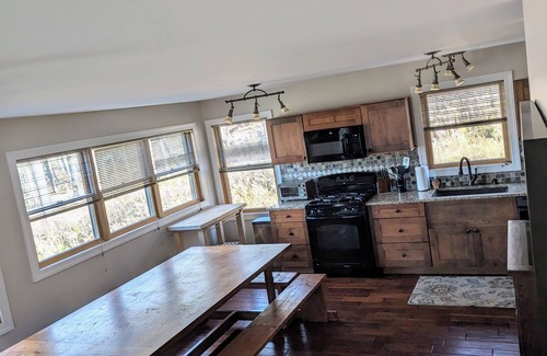 Salamanca Maison | Serene & private getaway 5 min. from EVL. 4 beds, 2.5 baths, sleeps 14, hot tub.