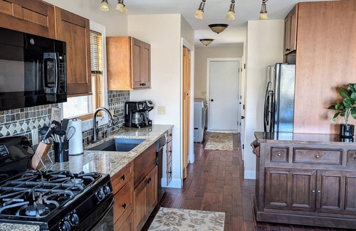Salamanca Maison | Serene & private getaway 5 min. from EVL. 4 beds, 2.5 baths, sleeps 14, hot tub.