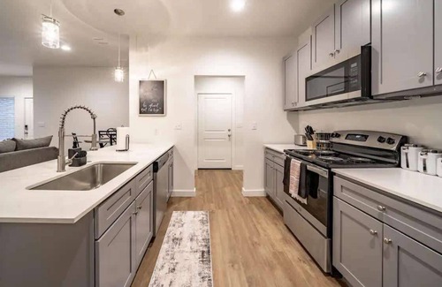 North by Northwest Maison | Serene Retreat - 3BR 3BA - Minutes to Tech