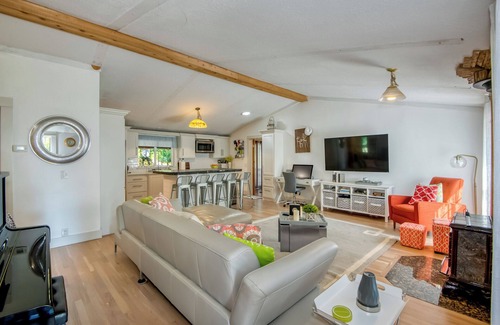 Carver Maison | Serene Retreat on 45 Acres in Eagle Creek, OR - Perfect Getaway Spot