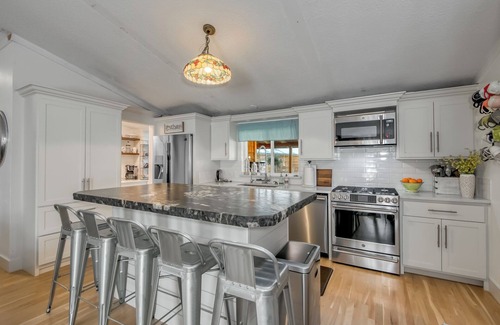 Carver Maison | Serene Retreat on 45 Acres in Eagle Creek, OR - Perfect Getaway Spot