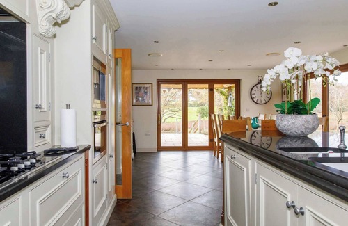 Netley Maison | Serene Riverside: 6BR Luxury Retreat in Curdridge