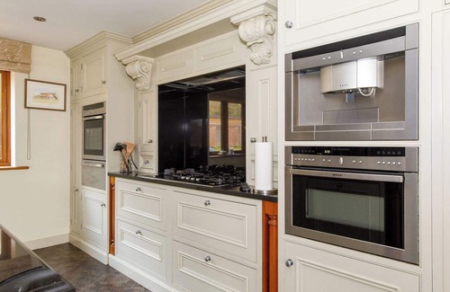 Netley Maison | Serene Riverside: 6BR Luxury Retreat in Curdridge