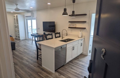 South Jordan Appartement | Serene Riverton Studio / Mountain Views / Hot Tub / 22mi to SLC & Ski Resorts