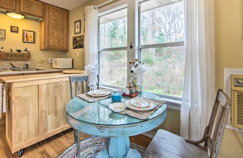 Gallatin Cabine | Charming Rusk Guest Cabin w/ Shared Yard
