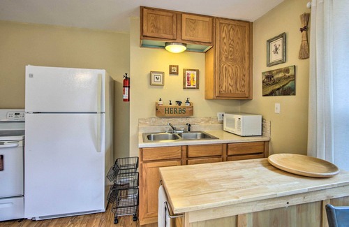 Gallatin Cabine | Charming Rusk Guest Cabin w/ Shared Yard