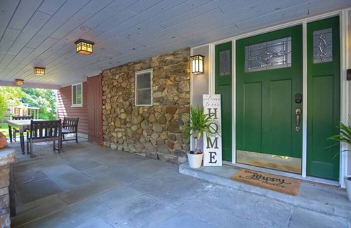 South Hadley Maison | Serene Rustic Hideaway w/ Pool in Granby!