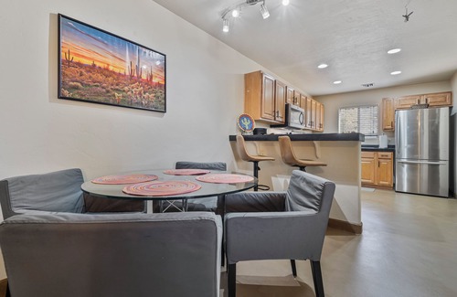Skyline Bel Air Estates Copropriété | Serene Saguaro- Foothills condo w/heated pool, gym, private courtyard.